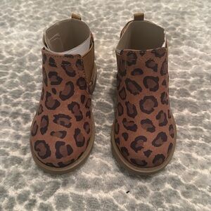 Gap size 6 leopard booties NWT